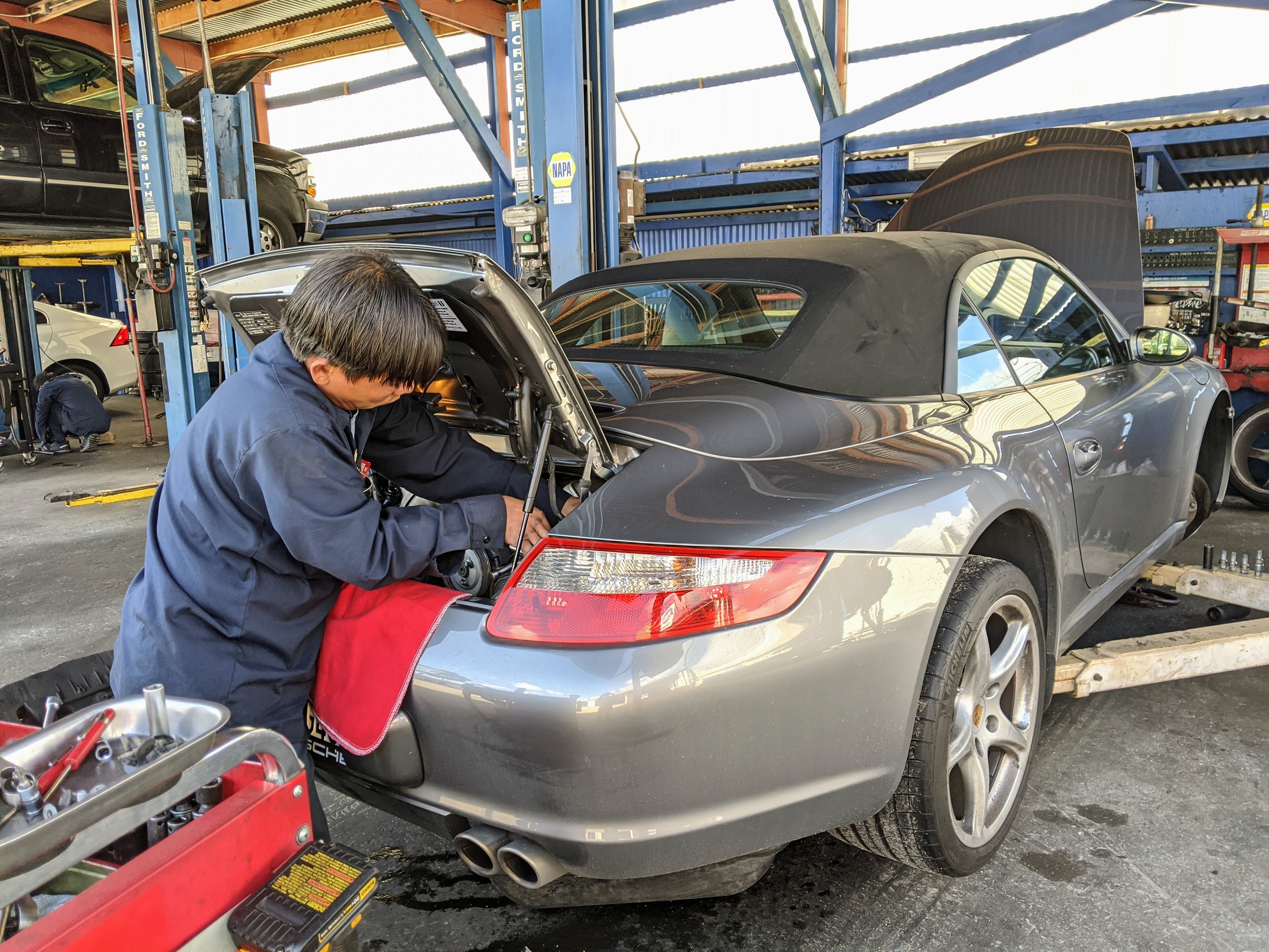 Hydraulic Lift Bay Undercarriage Inspection